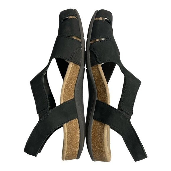 EARTH ORIGINS Birdine Sandals Sz 9 M Black Suede Leather Wedge Flat EUC 40.5